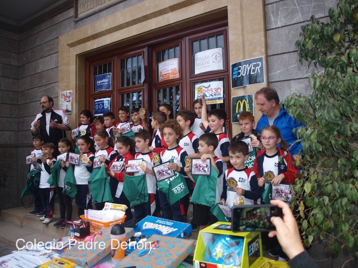 Trofeos y regalos para los participantes de 1º y 2º primaria